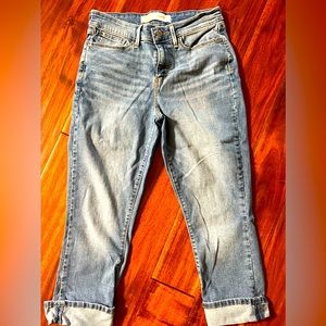 Woman Levi’s. Mid rise capri. Gently worn.